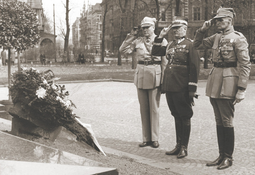 Generał bryg. Jerzy Wołkowicki (drugi od lewej) oddaje honory przed Grobem Nieznanego Powstańca w Katowicach, 16 kwietnia 1939 r. (fot. z zasobu NAC)