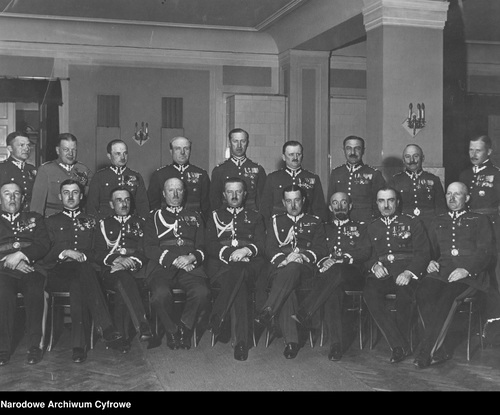 Uczestnicy VI kursu w Wyższej Szkole Wojennej w Warszawie. Generał bryg. Jerzy Wołkowicki siedzi czwarty od prawej (fot. z zasobu NAC)