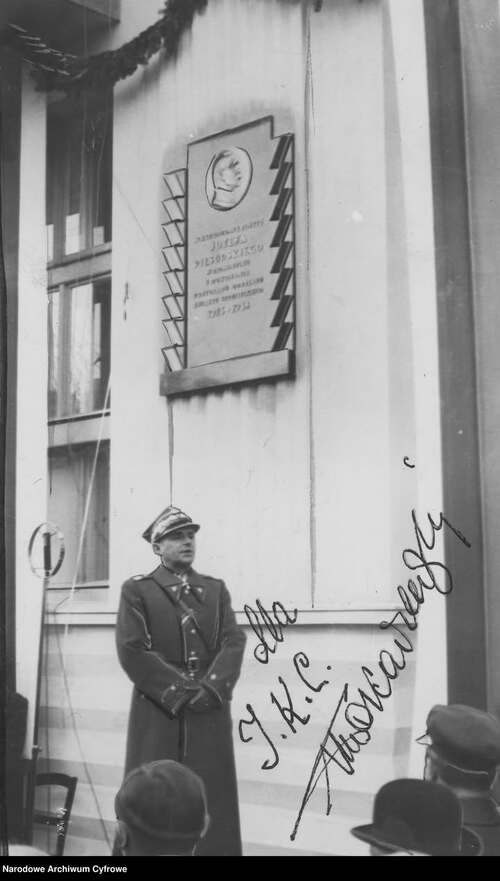 Generał Michał Tokarzewski-Karaszewicz na uroczystości dwudziestej rocznicy odzyskania niepodległości w Drohobyczu. Na zdjęciu widoczna tablica upamiętniająca marszałka Józefa Piłsudskiego