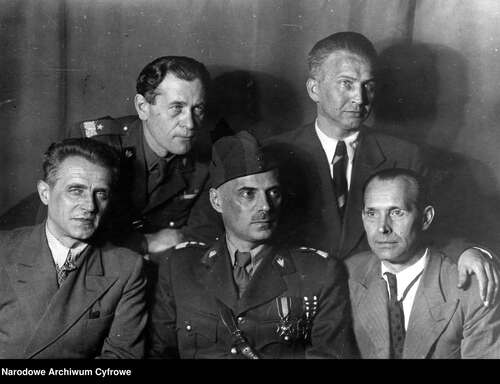 Po uwolnieniu z sowieckiego więzienia, wraz z innymi oficerami Armii Polskiej na Wschodzie. W pierwszym rzędzie od lewej