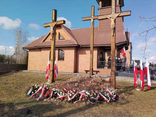 Kaplica-Mauzoleum wraz z krzyżami poświęcone pamięci ofiar pacyfikacji wsi Jamy