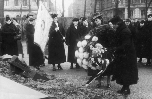 25-lecie Związku Położnych. Składanie wieńca na płycie Nieznanego Powstańca w Katowicach (fot. z zasobu NAC)