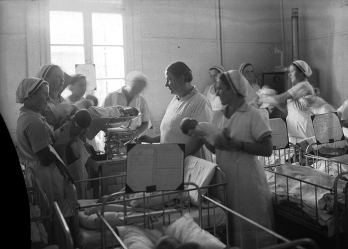 Klinika Położnicza i Chorób Kobiecych Uniwersytetu Jagiellońskiego w Krakowie Uczennice podczas mycia i ważenia noworodków, 1934 r. (fot. z zasobu NAC)