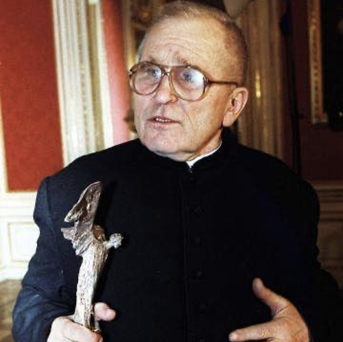 Ksiądz Władysław Wanags ze statuetką anioła po wręczeniu narody „Totus”.  (fot. PAP/A. Rybczyński)