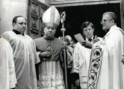 Uroczystość poświęcenia kościoła św. Stanisława – Biskupa i Męczennika  w Gródku Podolskim, 17 IX 1988 r.  Od lewej: ks. Jan Purwiński, bp Vilhelms Ņukšs, N.N., ks. Władysław Wanags (Fot. ze zbiorów autora)