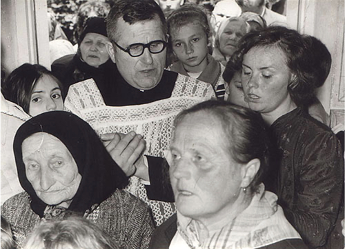 Ksiądz Wanags w otoczeniu parafian (fot. ze zbiorów autora)