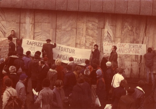 Pierwsza akcja uliczna krakowskiego Ruchu WiP przeciwko inwazji ZSRS na Afganistan. Przejście podziemne w pobliżu Dworca Głównego w Krakowie, 13 lutego 1987. Od lewej stoją: Krzysztof Żydowicz, Jan Rokita (odwrócony), Dariusz Rupiński,  Bogdan Klich i Artur Waluś (odwrócony). Fot. z Archiwum Radosława Hugeta