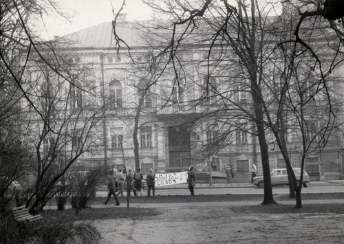 Druga akcja uliczna Ruchu WiP w Krakowie. Pod Konsulatem ZSRS w Krakowie przy ul. Westerplatte 11 (obecnie mieści się tam Wyższa Szkoła Europejska im. Ks. Józefa Tischnera), grudzień 1987. Fot. z Archiwum Radosława Hugeta