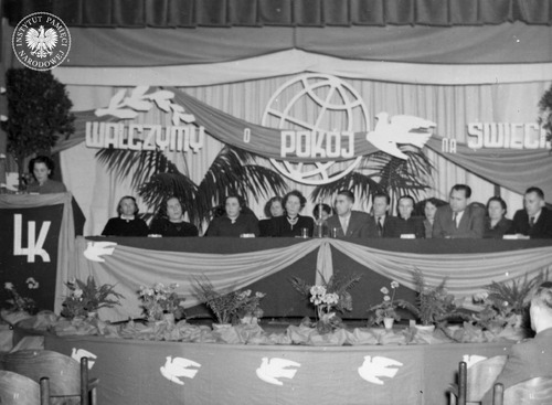 Uroczystości zorganizowane przez członkinie Ligi Kobiet w Łodzi (1949-1950). Zdjęcie przekazane do zasobu IPN przez p. Sławomira Iwanowicza (fot. z zasobu AIPN)