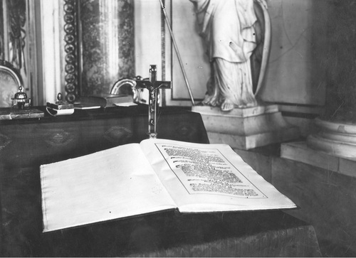 Konstytucja Rzeczypospolitej Polskiej przygotowana do zaprzysiężenia prezydenta Ignacego Mościckiego, Warszawa, 4 czerwca 1926 r. (fot. z zasobu NAC)