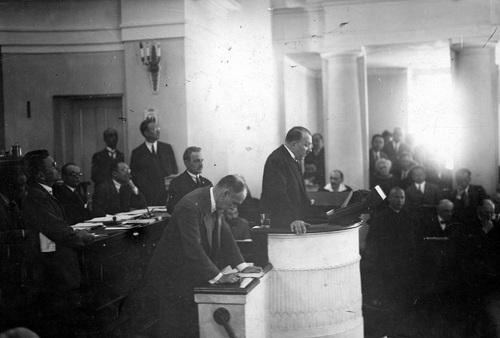 Expose premiera Kazimierza Bartla podczas posiedzenia sejmu w sprawie ustawy zmieniającej i uzupełniającej konstytucję RP z marca 1921 roku, lipiec 1926 r. (fot. z zasobu NAC)