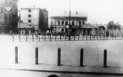 Likwidacja getta krakowskiego. Grupa Żydów opuszczająca teren getta, udaje się prawdopodobnie w kierunku obozu w Płaszowie. Widok z placu Zgody w kierunku ulicy Lwowskiej. Marzec 1943 r. (fot. z zasobu AIPN)