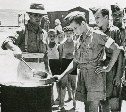 Uczniowie Junackiej Szkoły Kadetów podczas wydawania posiłku z kuchni polowej na terenie obozu w Palestynie, lata czterdzieste (fot. z zasobu IPN)