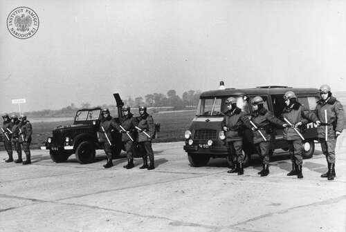 Po raz pierwszy pałki szturmowe przeznaczone dla oddziałów zwartych milicji zaprezentowano podczas pokazu w ramach ćwiczeń „Dunajec 69”. Kraków Czyżyny, 25 października 1969 r.