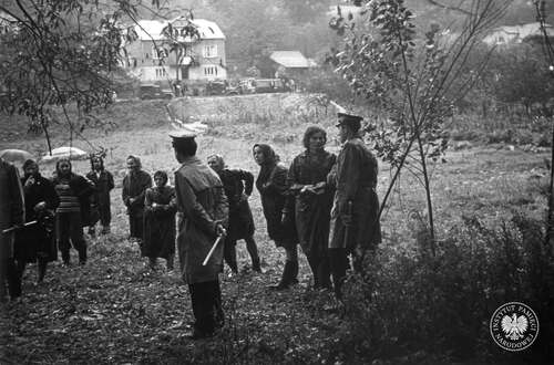 Milicjanci wyposażeni w pałki gumowe i kobiety protestujące przeciwko wyburzeniu punktu katechetycznego we wsi Szklary