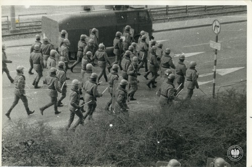 Natarcie funkcjonariuszy ZOMO wyposażonych w pałki szturmowe przy wsparciu armatki wodnej Hydromil podczas zajść w Gdańsku Wrzeszczu, 1 maja 1985 roku