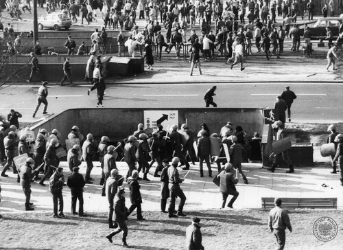 Funkcjonariusze ZOMO wyposażeni w pałki szturmowe podczas zajść w rejonie dworca kolejowego w Gdańsku, druga połowa lat osiemdziesiątych