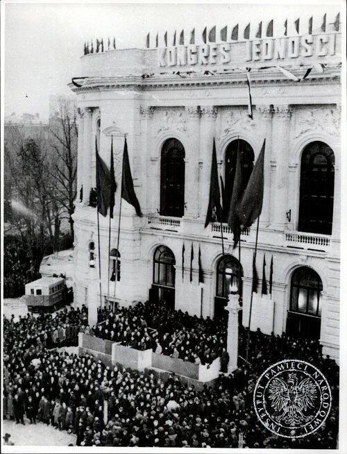 Wiec na cześć „Kongresu Zjednoczeniowego” na placu Politechniki w Warszawie. Warszawa, 15 grudnia 1948 r. (fot. z zasobu AIPN)