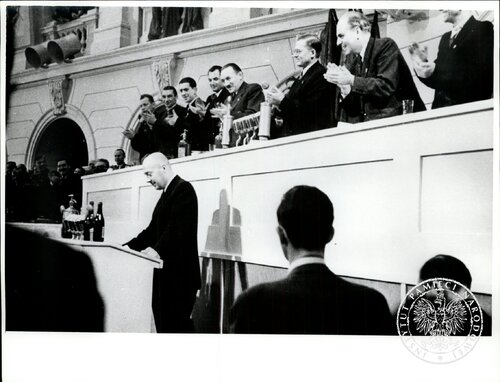 Przemówienie premiera Józefa Cyrankiewicza podczas Kongresu Zjednoczeniowego PPR i PPS w auli Politechniki Warszawskiej, 16 grudnia 1948 r. (fot. z zasobu AIPN)