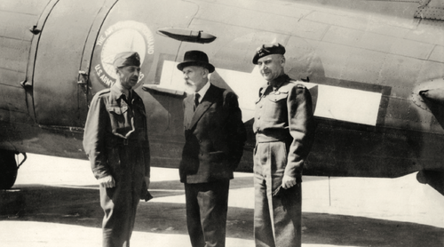 Premier Tomasz Arciszewski wita generała Tadeusza Komorowskiego w Londynie po jego powrocie z oflagu