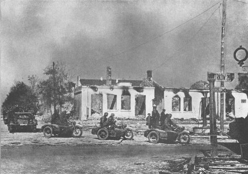 Fotografia z albumu „Der grosse Deutsche Feldzug gegen Polen. Eine Chronik des Krieges in Wort und Bild” (z zasobu AIPN)