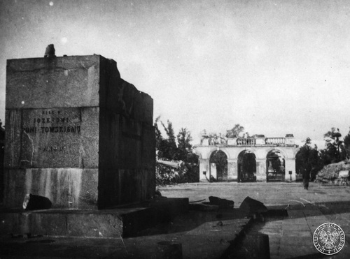 Na powojennym zdjęciu cokół pomnika ksiecia Józefa Poniatowskiego i część kolumnady Pałacu Saskiego nad Grobem Nieznanego Żołonierza. Obiekty zniszczone przez Niemców po Powstaniu Warszawskim (fot. z zasobu AIPN)