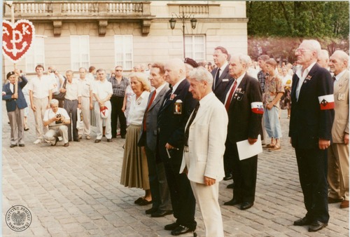 Wojciech Ziembiński (drugi od prawej, w pierwszym szeregu) wśród przedstawicieli organizacji kombatanckich przed kościołem Sióstr Wizytek pod wezwaniem Opieki św. Józefa Oblubieńca Niepokalanej Bogurodzicy Maryi w Warszawie, lata 90. XX w. (fot. z zasobu IPN)