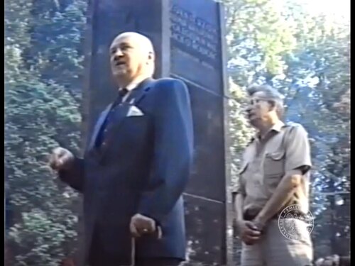 Wojciech Ziembiński w trakcie przemówienia pod pomnikiem Gloria Victis na Cmentarzu Wojskowym na Powązkach w Warszawie podczas niezależnych obchodów 44. rocznicy wybuchu powstania warszawskiego. Z prawej przywódca Konfederacji Polski Niepodległej Leszek Moczulski, 31 lipca 1988 r. (stopklatka z filmu operacyjnego zrealizowanego przez Służbę Bezpieczeństwa, przechowywanego w zasobie Archiwum IPN)