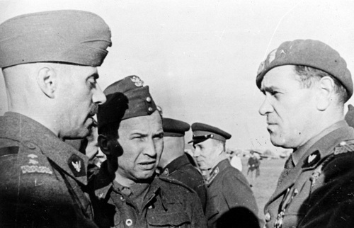 Wyżsi dowódcy Armii Polskiej w ZSRS, gen. Władysław Anders, płk Leopold Okulicki i gen. Zygmunt Bohusz-Szyszko, podczas ćwiczeń 7 Dywizji Piechoty, 1942 r. (fot. z zasobu NAC)