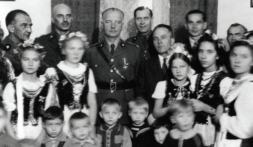 Generałowie Władysław Sikorski (w centrum), Władysław Anders (z lewej) i Zygmunt Bohusz-Szyszko (z prawej) wśród polskich dzieci w jednym z ośrodków na Bliskim Wschodzie, listopad 1942 r. (fot. z zasobu AIPN)