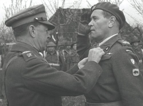 Marsz. Harold Alexander (z lewej) podczas wizyty w oddziałach 2 Korpusu Polskiego we Włoszech dekoruje gen. bryg. Zygmunta Bohusza-Szyszkę brytyjskim odznaczeniem, 1944 r. (fot. z zasobu AIPN)