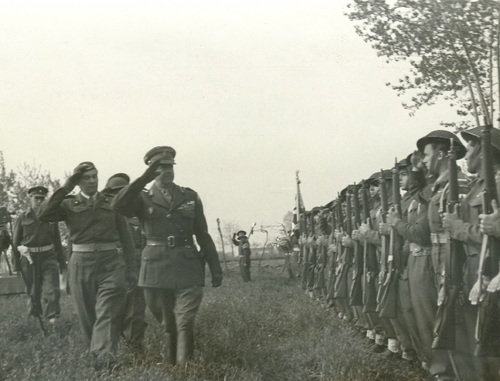 Głównodowodzący sił alianckich we Włoszech marsz. Harold Alexander salutuje, przechodząc przed frontem kompanii honorowej złożonej z żołnierzy 3 Dywizji Strzelców Karpackich podczas wizyty w oddziałach 2 Korpusu Polskiego we Włoszech; za marszałkiem z lewej p.o. dowódcy 2 Korpusu gen. Zygmunt Bohusz-Szyszko, 1944 r. (fot. z zasobu AIPN)