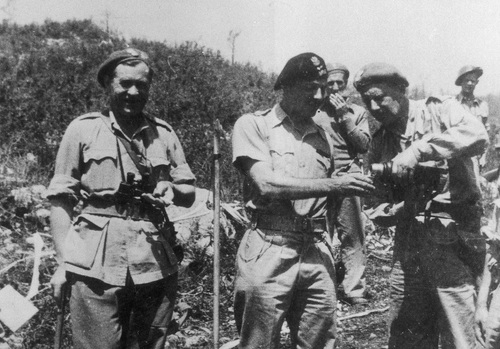 2 Korpus Polski w bitwie o Monte Cassino, 1944 r. Gen. Oliver Leese (1. z prawej), dowódca brytyjskiej 8 Armii w towarzystwie generałów 2 Korpusu Polskiego. Od lewej: Nikodem Sulik, Zygmunt Bohusz-Szyszko, Władysław Anders oraz nierozpoznany żołnierz. (fot. z zasobu NAC)