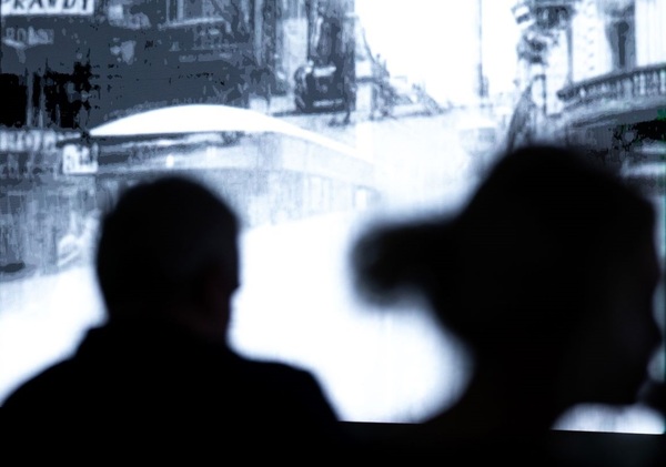 „Zaciemnianie”. Opowieść o „sąsiadach” w filmie „Wśród sąsiadów” Yoava Potasha