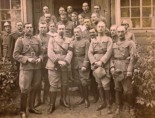 Ks. Jan Brandys (drugi z lewej) jako kapelan 1 Pułku Strzelców Bytomskich, obok wizytującego pułk gen. Józefa Hallera (w jaśniejszym mundurze), Bolesław (pow. olkuski), 1919 r. (fot. ze zbiorów Władysława i Andrzeja Pustelników)