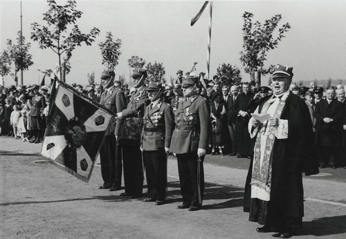 Uroczystość poświęcenia nowych koszar 75 Pułku Piechoty w dzielnicy Nomiarki w Chorzowie. Ks. Jan Brandys (na pierwszym planie) przemawia do żołnierzy, 1934 r. (fot. z zasobu NAC)