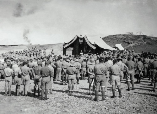 Ks. płk Jan Brandys odprawia dla żołnierzy 3 Dywizji Strzelców Karpackich. Mszę św. przy ołtarzu polowym, rejon Khanaqin w Iraku, kwiecień 1943 r. (fot. z zasobu AIPN)