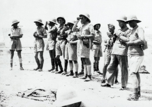 Ćwiczenia artyleryjskie na poligonie Kizil Ribat w pobliżu miejscowości Khanaqin (Iran). Drugi z prawej dziekan generalny Wojska Polskiego ks. płk Jan Brandys, kwiecień 1943 r r. (fot. z zasobu AIPN)
