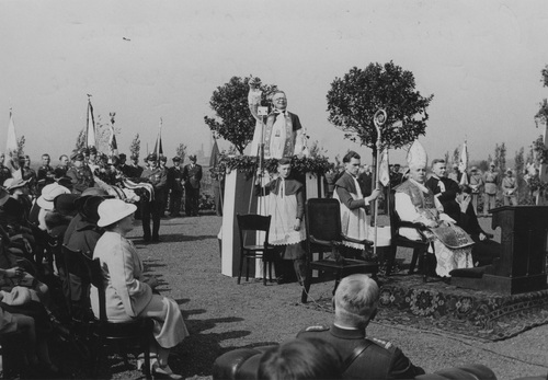 Uroczystość poświęcenia nowych koszar 75 Pułku Piechoty w dzielnicy Nomiarki w Chorzowie, 1934 r. Widoczni m.in. ks. Jan Brandys - na ambonie, bp polowy Józef Gawlina - siedzi przed klęcznikiem, w ornacie i mitrze. (fot. z zasobu NAC)