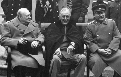 Churchill, Roosevelt i Stalin w czasie konferencji jałtańskiej, 1945 r. (fot. Wikimedia Commons)