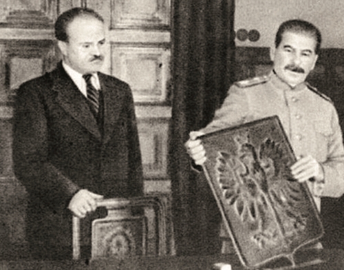 Stalin prezentuje godło Polski ofiarowane mu przez polskich komunistów; po lewej Wiaczesław Mołotow, listopad 1944 r. (fot. domena publiczna)
