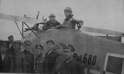 Lotnicy 11 Eskadry wywiadowczej kpt. pilot Wacław Iwaszkiewicz i por. obs. Tytus Karpiński po locie bojowym, 1919 r. (fot. domena publicza)
