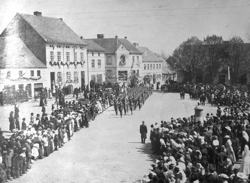 Uroczystość wręczenia sztandaru 2. Eskadrze Wielkoposkiej w Nowym Mieście nad Wartą, 5 maja 1919 r. (fot z zasobu NAC)