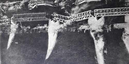 Zniszczone mosty na Niemnie – zdjęcie wykonane 30 września 1920 r. (fot. domena publicza)