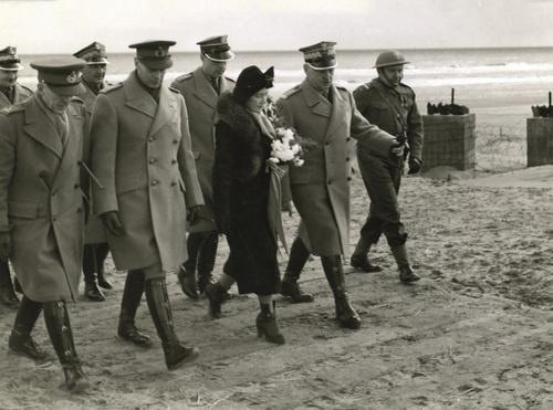 Wizyta brytyjskiej pary królewskiej w oddziałach I Korpusu Polskiego w Szkocji. W pierwszym rzędzie od lewej: gen. Robert Carrington, król Jerzy VI i królowa Elżbieta, gen. Władysław Sikorski, dowódca brygady gen. Stanisław Maczek, marzec 1941 r. (fot. ze zbiorów AIPN)