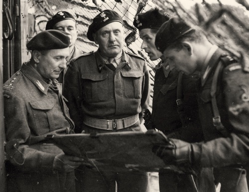 Gen. Stanisław Maczek jako dowódca 1 Dywizji Pancernej. Na lewo od generała płk Kazimierz Dworak, zastępca dowódcy dywizji, Wielka Brytania 1944 r. (fot. z zasobu NAC)