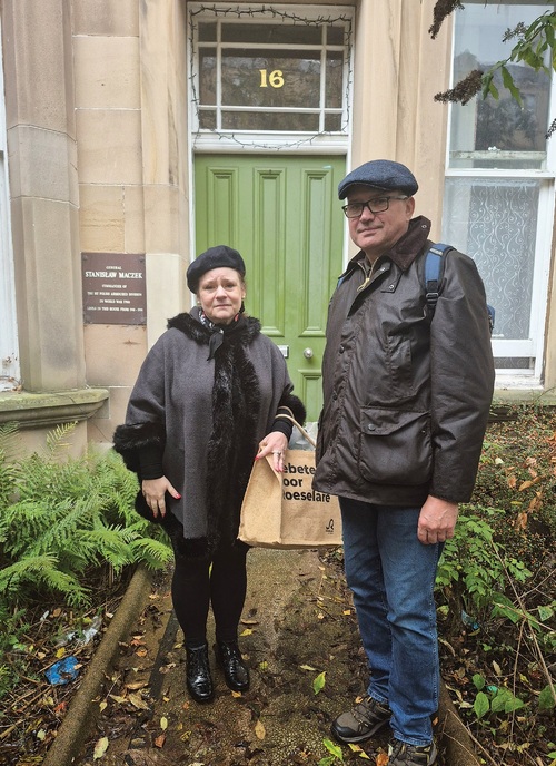 Autor w towarzystwie Karoliny Maczek-Skillen, wnuczki generała, przed wejściem do dawnego mieszkania państwa Maczków w Edynburgu. (fot. M. Rejman)