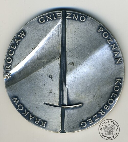 Polskie miasta, siedziby pięciu biskupstw Kościoła katolickiego na terenie Państwa Polskiego na początku XI w. (z których cztery erygowano za panowania Bolesława Chrobrego). Zdjęcie rewersu medalu pamiątkowego „Bolesław Chrobry”, emitowanego przez oddział Polskiego Towarzystwa Archeologicznego i Numizmatycznego w Koszalinie. Fot. z zasobu AIPN