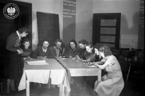 Zebranie członkiń Ligi Kobiet w jednostce wojskowej w Dziwnowie, l. 1949-1950 (fot. z zasobu IPN)
