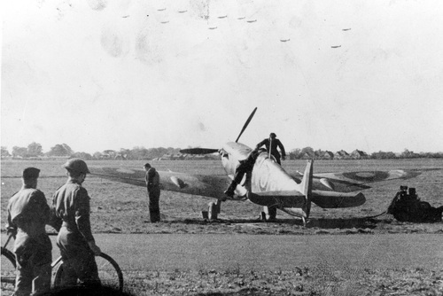 Lotnicy i obsługa techniczna polskiego dywizjonu myśliwskiego 303 w Northolt (fot. ze zbiorów NAC)